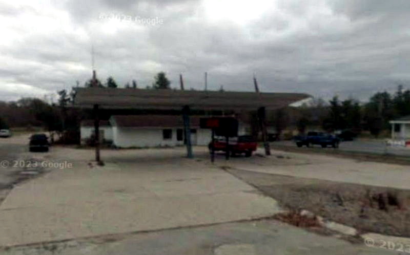 Brookside Inn - Hotel Frankfort - Old Gas Station Canopy 2008 (newer photo)